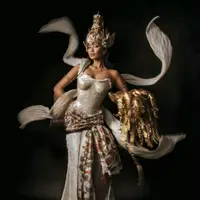 Agnes Rahajeng menampilkan kostum nasional bertema Dewi Sri di Miss Supranational 2026. Rancangan Dibba ini merayakan kemakmuran dan harmoni manusia dengan alam (@officialputeriindonesia)