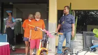 Polres Depok menangkap dua pencuri sepeda Santa Cruz senilai Rp 260 juta. (Liputan6.com/Dicky Agung Prihanto)