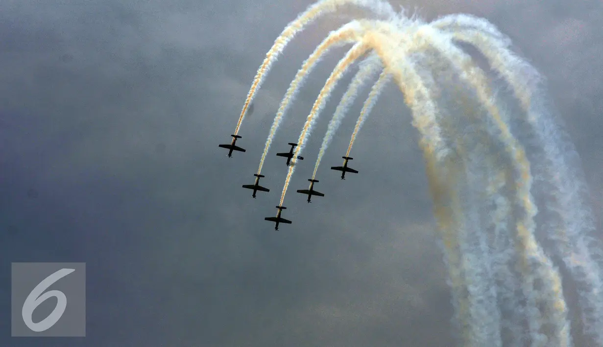 Tim aerobatik TNI AU The Jupiters melakukan manuver udara Cross Over Break saat Peringatan HUT TNI AU ke-70 di Lanud Halim Perdanakusuma, Jakarta,( 4/9). Sebanyak 60 pesawat unjuk kebolehan saat HUT ke-70 TNI AU. (Liputan6.com/Johan Tallo)