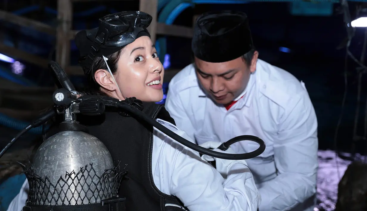 Beberapa hari menjelang pengibaran bendera di kedalaman air, Aurelie sudah melakukan berbagai persiapan. Terutama dari para pelatih, yang memang sudah ahli dalam melakukannya itu. (Deki Prayoga/Bintang.com)