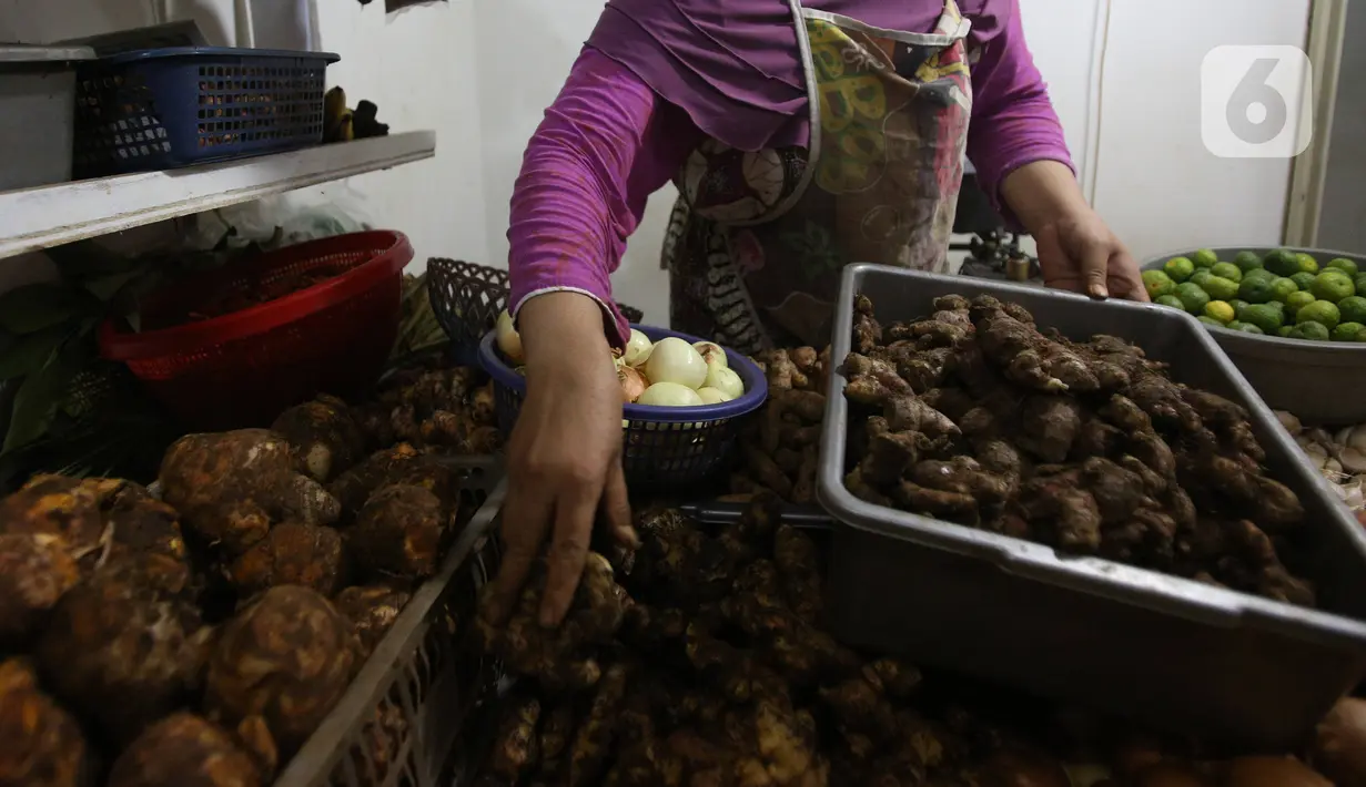 Pedagang menata jahe merah yang dijual di Pasar Rumput, Jakarta, Kamis (5/3/2020). Akibat merebaknya wabah virus corona, harga jahe merah melonjak di pasar itu dan dijual dengan harga Rp 95.000/kg. (Liputan6.com/Angga Yuniar)