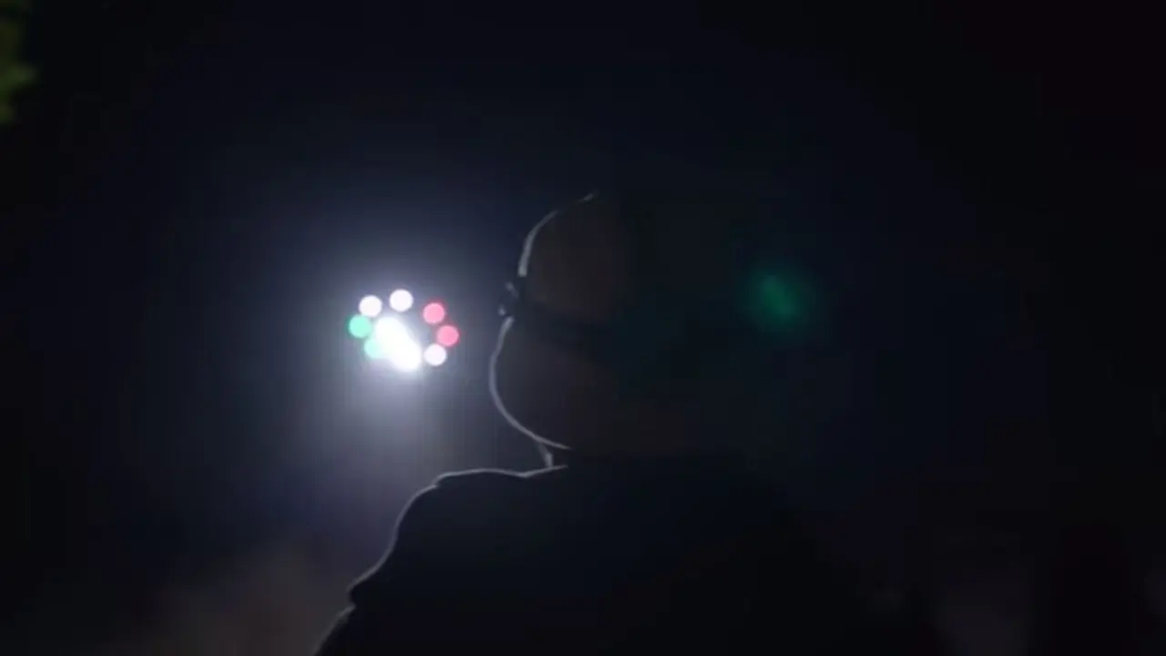 [Bintang] Pasang Lampu 1000 Watt, Drone Ini Jadi Mirip UFO!