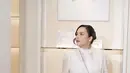 Chelsea Islan tampil dengan bohomeian look maxi skirt dan top shirt dengan tone color off-white.  / Foto dok: Fimela.