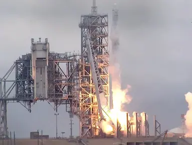 Roket Falcon 9 milik SpaceX bersiap meluncur dari landasan 39A, Kennedy Space Center, Florida, AS, Minggu (19/2). Roket Falcon 9 membawa kapsul Dragon berisi 2,5 ton perbekalan untuk para astronaut di ISS. (AFP PHOTO / NASA)