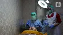 dokter sedang melakukan perawatan wajah ke pasien di Emerald Health and Beauty by RSIA Tambak, Jakarta, Jumat (19/06/2020). Perawatan wajah dengan protokol kesehatan tetap menjadi prioritas klinik kecantikan di era new normal saat pandemi COVID-19. (Liputan6.com/Herman Zakharia)