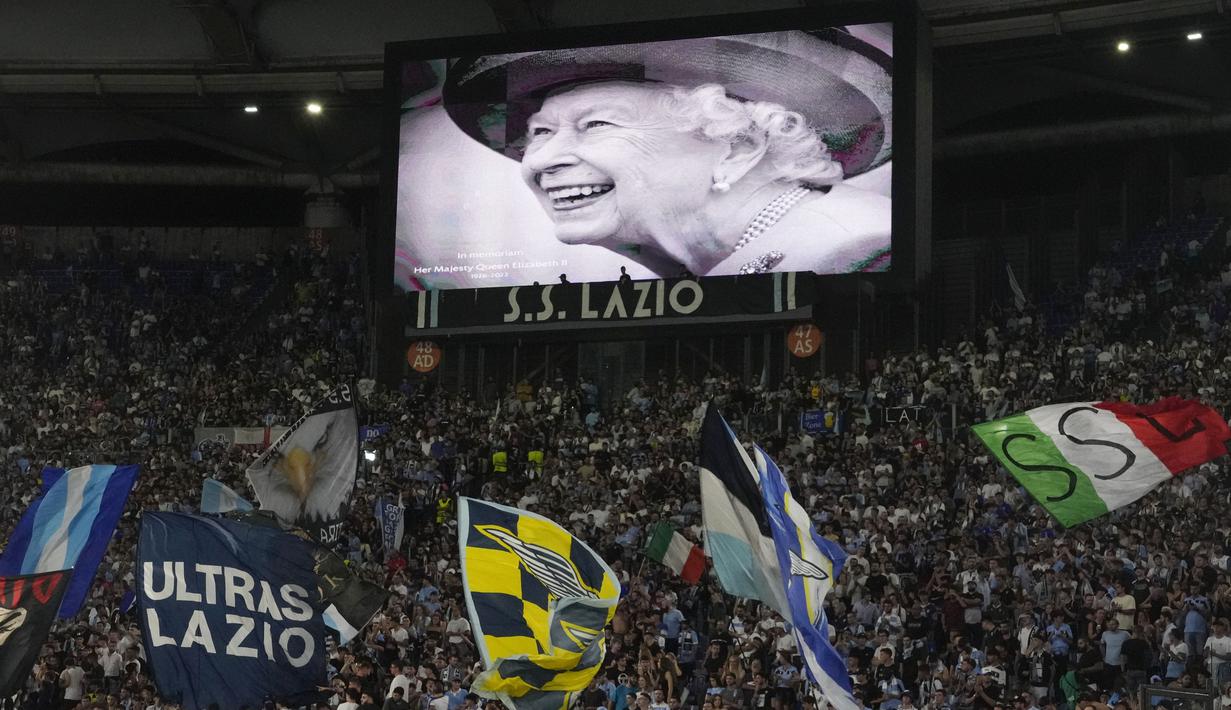Wajah Ratu Elizabeth II terpampang di layar raksasa saat Lazio bertanding melawan Feyenoord pada laga Liga Europa di Stadion Olimpic, Roma, Jumat (9/9/2022). (AP/Andrew Medichini)