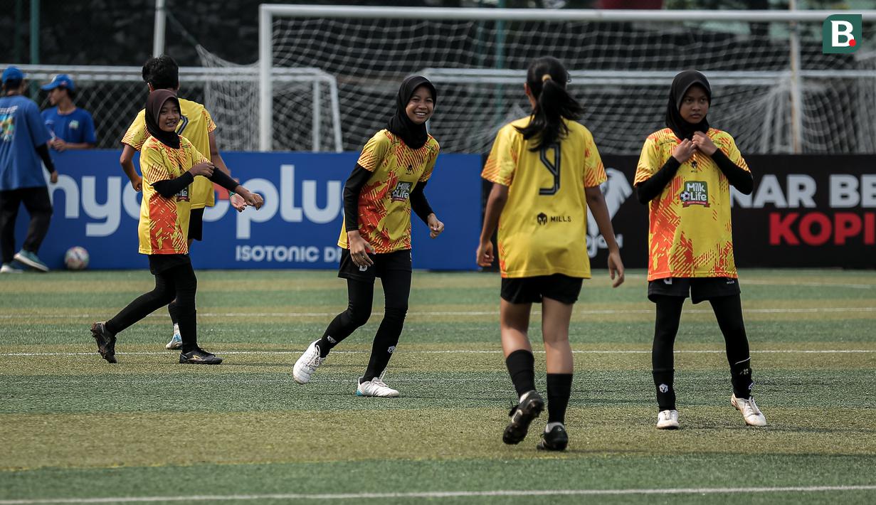 <p>Pemain SDN Kalisari 01, Zaniar Gadisa (kedua kiri) melakukan selebrasi setelah mencetak gol ke gawang SDN Mekarjaya 12 dalam laga final MilkLife Soccer Challange Jakarta 2025 kelompok umur 12 tahun di Kingkong Soccer Arena, Cijantung, Jakarta Timur pada Minggu (04/05/2025). (Bola.com/Bagaskara Lazuardi)</p>