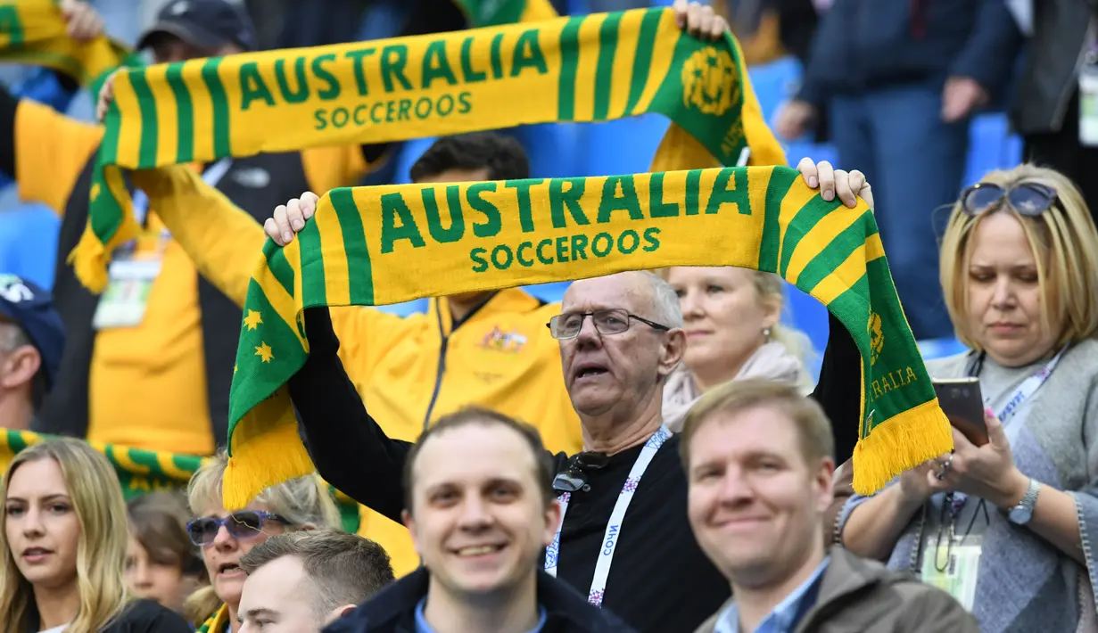 Fans Australia memberikan dukungan kepada timnya saat melawan Kamerun pada laga grup B Piala Konfederasi 2017 di Saint Petersburg Stadium, (22/6/2017). (AFP/Kirill Kudryavtsev)