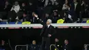 Pelatih Real Madrid, Carlo Ancelotti memberikan instruksi kepada pemainnya saat bertanding melawan Cadiz selama pertandingan lanjutan La Liga Spanyol di stadion Santiago Bernabeu di Madrid, Jumat (11/11/2022). Tambahan tiga poin ini membuat Madrid terus menempel Barcelona di puncak klasemen La Liga. (AP Photo/Manu Fernandez)