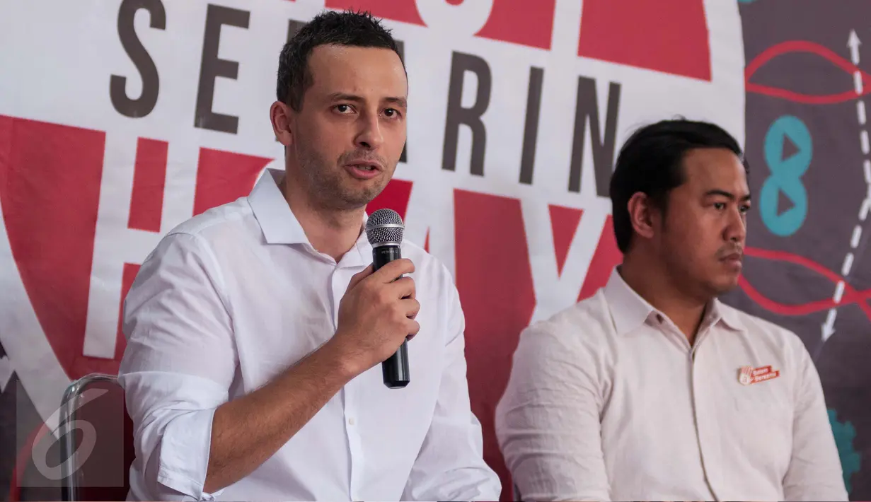 Ketua Tim Satgas 'Stop Sebarin Hoax', Razi Thalib saat peluncuran di Posko Pemenangan Anies-Sandi, Jakarta, Senin (27/3). Satgas ini untuk menangkis segala macam fitnah dan berita bohong (hoax) yang menyerang Anies-Sandi. (Liputan6.com/Gempur M Surya)