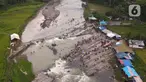 Foto udara menunjukkan wisatawan  berenang di aliran sungai Cipamingkis  Kecamatan Sukamakmur, kabupaten Bogor, Jawa Barat, Kamis (5/5/2022). Warga memanfaatkan aliran sungai tersebut sebagai sarana hiburan Hari Raya Idul Fitri 1443 Hijriah. (merdeka.com/Imam Buhori)