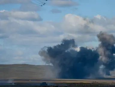 Ledakan terlihat saat latihan perang Vostok-2018 di tempat pelatihan Tsugol tidak jauh dari perbatasan China dan Mongolia di Siberia, Kamis (13/9). Latihan itu merupakan yang terbesar sejak Perang Dingin dan setelah Uni Soviet runtuh. (AFP/Mladen Antonov)