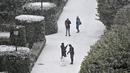 Orang-orang membuat manusia salju di Taman Sabatini di luar Istana Kerajaan, Madrid, Spanyol, Jumat (8/1/2021). Badai Filomena mengakibatkan salju lebat turun di Madrid dan seluruh Spanyol. (GABRIEL BOUYS/AFP)