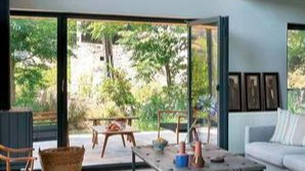 Desain Rumah Split Level Minimalis dengan Dinding Kaca