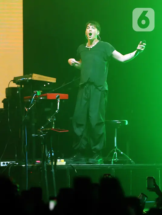 Grup band asal Amerika Serikat, LANY tampil pada konser bertajuk 'a November 2022 to Remember' di ICE BSD, Tangerang, Banten, Rabu (10/11/2022). LANY membuat histeris ribuan penonton dengan membawakan sejumlah lagu andalan mereka seperti 'You!', 'Thick n Thin', dan 'Super Far'. (Kapanlagi.com/Bambang Ekoros Purnama)