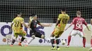 Kiper Mitra Kukar, Gerri Mandagi, gagal menghalau tendangan striker Bali United, Melvin Platje, pada laga Piala Presiden 2019 di Stadion Patriot, Jawa Barat, Minggu (3/3). Bali United menang 3-0 atas Mitra Kukar. (Bola.com/M Iqbal Ichsan)