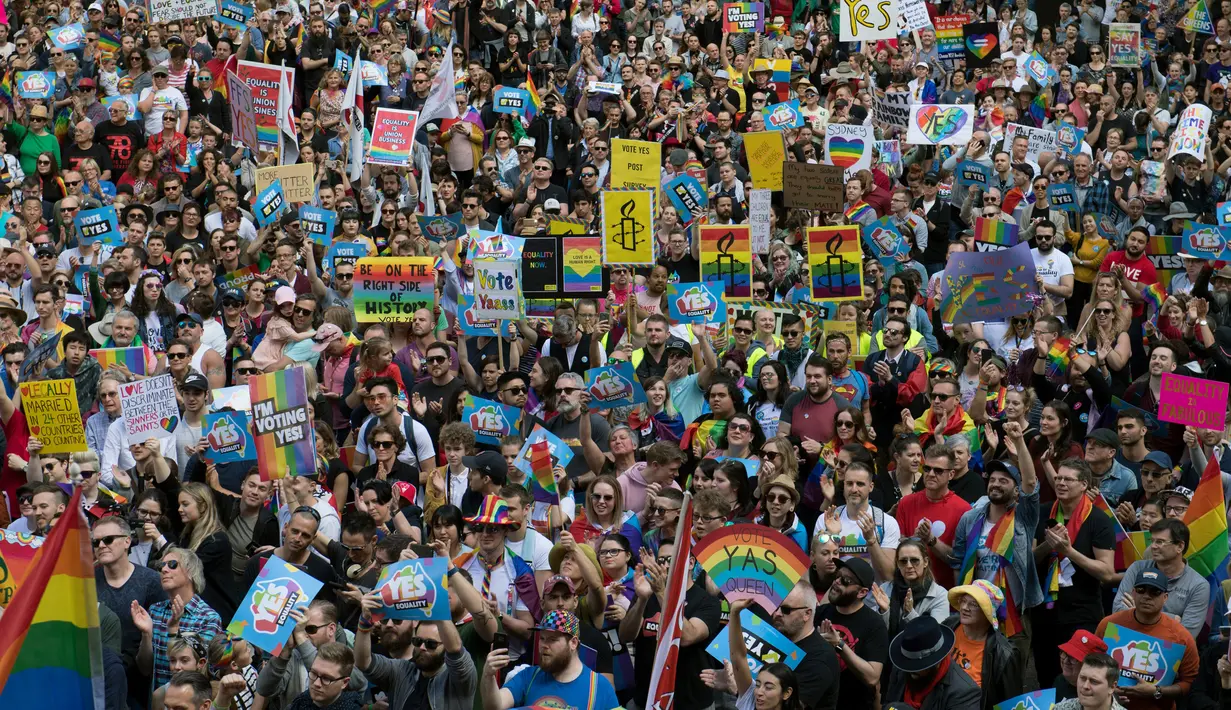 Ribuan orang mengikuti demo kesetaraan pernikahan sejenis di Sydney (10/9). Mereka turun kejalan untuk meminta kesetaraan pernikahan pasangan sesama jenis di Sydney. (AFP Photo/Saeed Khan)