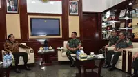 Grup Elang Mahkota Teknologi atau Emtek bersilaturahmi dengan Kepala Staf Angkatan Darat Jenderal Andika Perkasa. Orang nomor satu di Angkatan Darat itu menyebut, pertemuan yang berlangsung hari ini bak pertemuan teman lama.