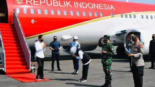 Presiden Joko Widodo atau Jokowi tiba dengan pesawat kepresidenan untuk melakukan kunjungan kerja di pangkalan TNI AU Iswahjudi, Jawa Timur, Kamis (19/8/2021). Ini kemunculan perdana setelah pesawat Kepresidenan ini dicat menjadi warna merah putih. (Dok. Biro Pers Sekretariat Presiden)