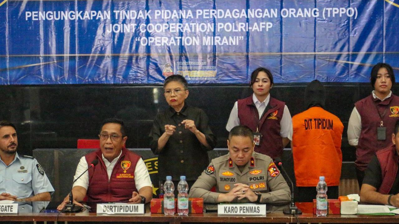 Direktur Tindak Pidana Umum (Dirtipidum) Bareskrim Polri Brigjen Djuhandani Rahardjo Puro (kiri) bersama Kepala Biro Penerangan Masyarakat Divisi Humas Polri Brigjen Pol. Trunoyudo Wisnu Andiko (kanan) menghadirkan tersangka Tindak Pidana Perdagangan Oran