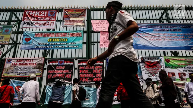 Honorer Kategori Dua Serbu Gedung DPR