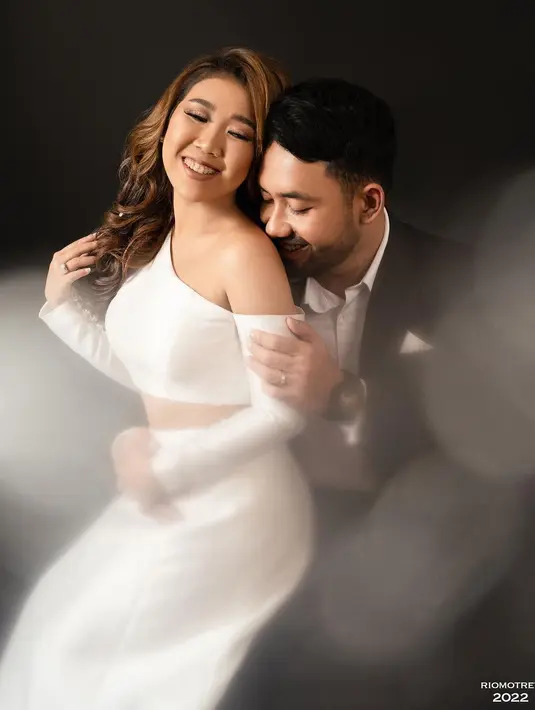 Busana prewedding dengan gaun cropped top dan siluet one shoulder dari Kiky Saputri. Gaya feminin yang stylish dan trendi. [@kikysaputrii]
