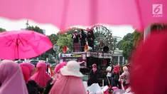 Massa yang tergabung dalam Presidium Perempuan Indonesia menggelar aksi damai di depan Istana Negara, Jakarta, Kamis (16/5/2019). Massa menuntut Presiden Joko Widodo mengambil sikap atas dugaan kecurangan dalam Pemilu 2019 serta meminta TNI-Polri tetap netral. (Liputan6.com/Immanuel Antonius)