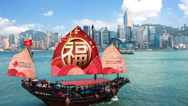 Perahu Dukling berhiaskan elemen Tahun Baru Imlek