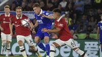 Gelandang Leicester City Harvey Barnes mengejar bola ketika pemain  Manchester United (MU) Lisandro Martinez dan Christian Eriksen mencoba menghentikannya dalam lanjutan Liga Inggris 2022/2023 pekan ke-5 di King Power Stadium, Jumat (2/9/2022) dini hari WIB. MU menang 1-0 atas Leicester City lewat gol yang dilesakkan Jadon Sancho.  (AP Photo/Rui Vieira)