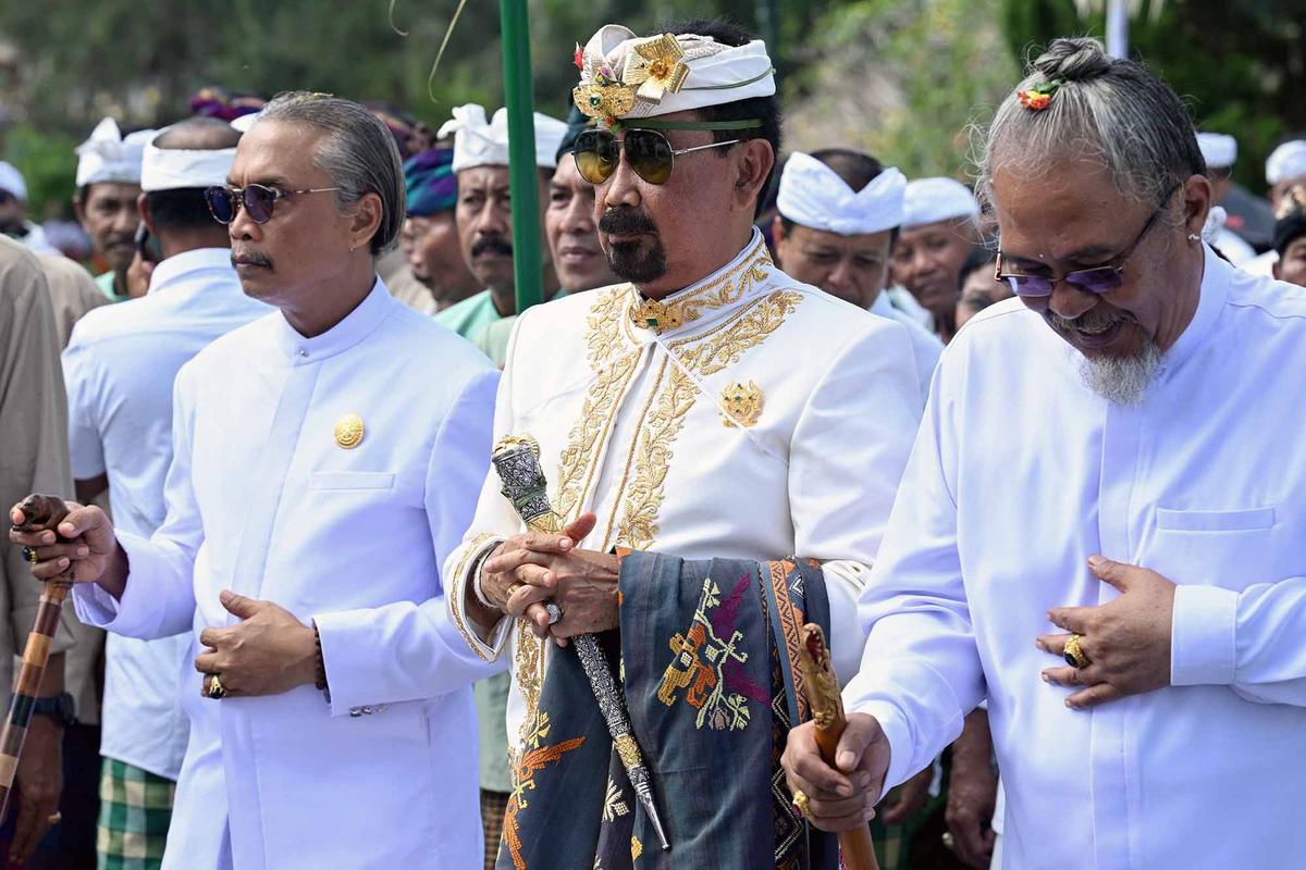 FOTO: Melihat Upacara Langka Penobatan Raja Baru Mengwi di Bali