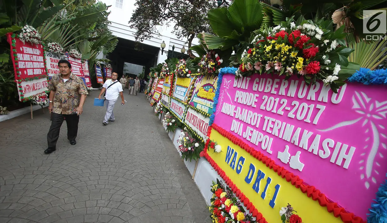 Karangan bunga untuk Basuki Tjahaja Purnama dan Djarot Saiful Hidayat menghiasi Gedung Balai Kota, Jakarta, Senin (9/10). Seiring akan berakhirnya masa jabatan Djarot, Gedung Balai Kota kembali dipenuhi karangan bunga. (Liputan6.com/Immanuel Antonius)