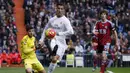 Bintang Real Madrid, Cristiano Ronaldo mengecoh kiper Sociedad pada Laga La Liga Spanyol di Stadion Santiago Bernabeu, Madrid, Rabu (30/12/2015). Madrid menang 3-1. (REUTERS/Juan Medina)