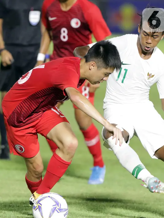 Gelandang sayap Timnas Indonesia U-19, M Supriadi (kanan) berebut bola dengan pemain Hong Kong, Wong Chun saat laga kualifikasi Grup K Piala AFC U-19 2020 di Stadion Madya Gelora Bung Karno, Jakarta, Jumat (8/11/2019). Indonesia unggul 4-0. (Liputan6.com/Helmi Fithriansyah)