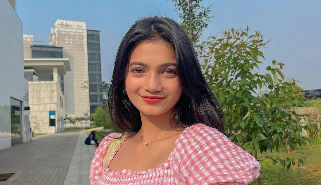 Sukses di dunia sinetron dan film, Ratu Sofya coba hal baru dengan bintangi web series di tahun 2022. Web seriers berjudul Ajari Aku Cinta merupakan series debut artis berusia 18 tahun itu. Namanya melambung lewat sinetron Dari Jendela SMP, penggemar tentunya penasaran dengan prestasi dan hal baru apa yang akan dicoba oleh artis asal Aceh itu.(Liputan6.com/IG/@ratusfy_)
