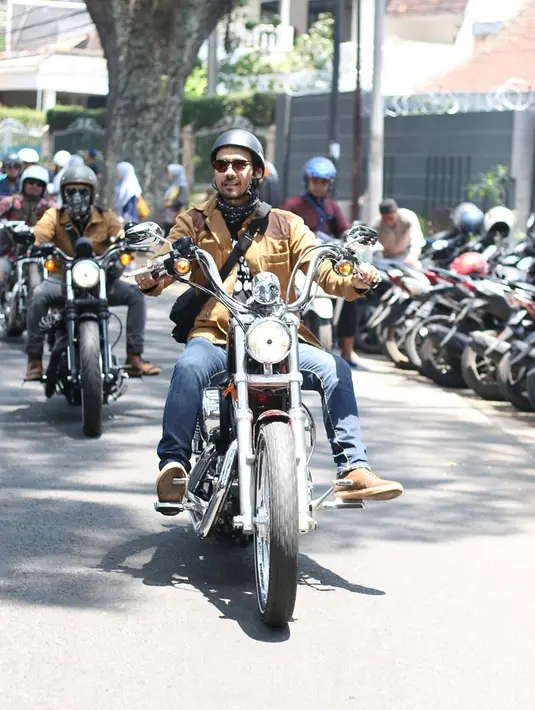 Ia mengaku kendaraan roda dua menawarkan pengalaman lebih banyak ketimbang mobil. Misalnya sebelum riding, Chicco harus menyiapkan apparel yang cocok dengan motor yang ia kendarai. Tak heran jika gaya mnaly Chicco saat naik motor selalu sukses bikin hari berdebar.(Liputan6.com/IG/@chicco.jerikho)