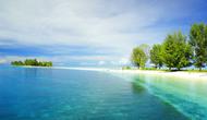 Terletak di di sebelah barat Pulau Morotai, Maluku Utara, pulau Dodola menjadi tujuan wisata yang sayang dilewatkan. Foto: pulaumorotaikab.go.id