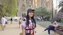 Sagrada Familia, merupakan mahakarya dari arsitek terkenal Antoni Gaudí, yang saat ini menjadi destinasi wajib dikunjungi para wisatawan di Barcelona. Katedral ini dikenal dengan desainnya yang unik dan rumit, mencerminkan kejeniusan dan imajinasi Gaudí. Titi Kamal tampak terpukau dengan keindahan dan detail arsitektur bangunan ini, seperti yang terlihat dalam beberapa foto yang dibagikannya di media sosial. (Liputan6.com/IG/@titi_kamall)