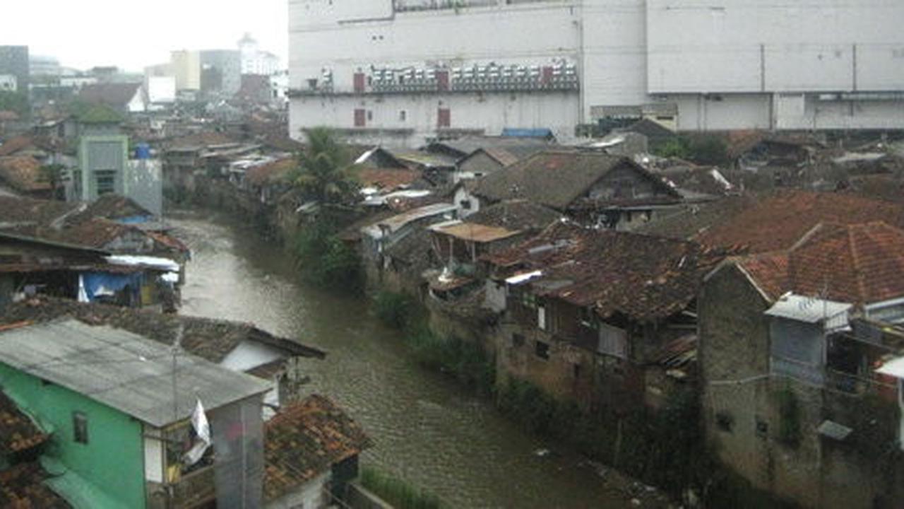 Baru awal musim hujan, jalanan di Bandung ibarat sungai