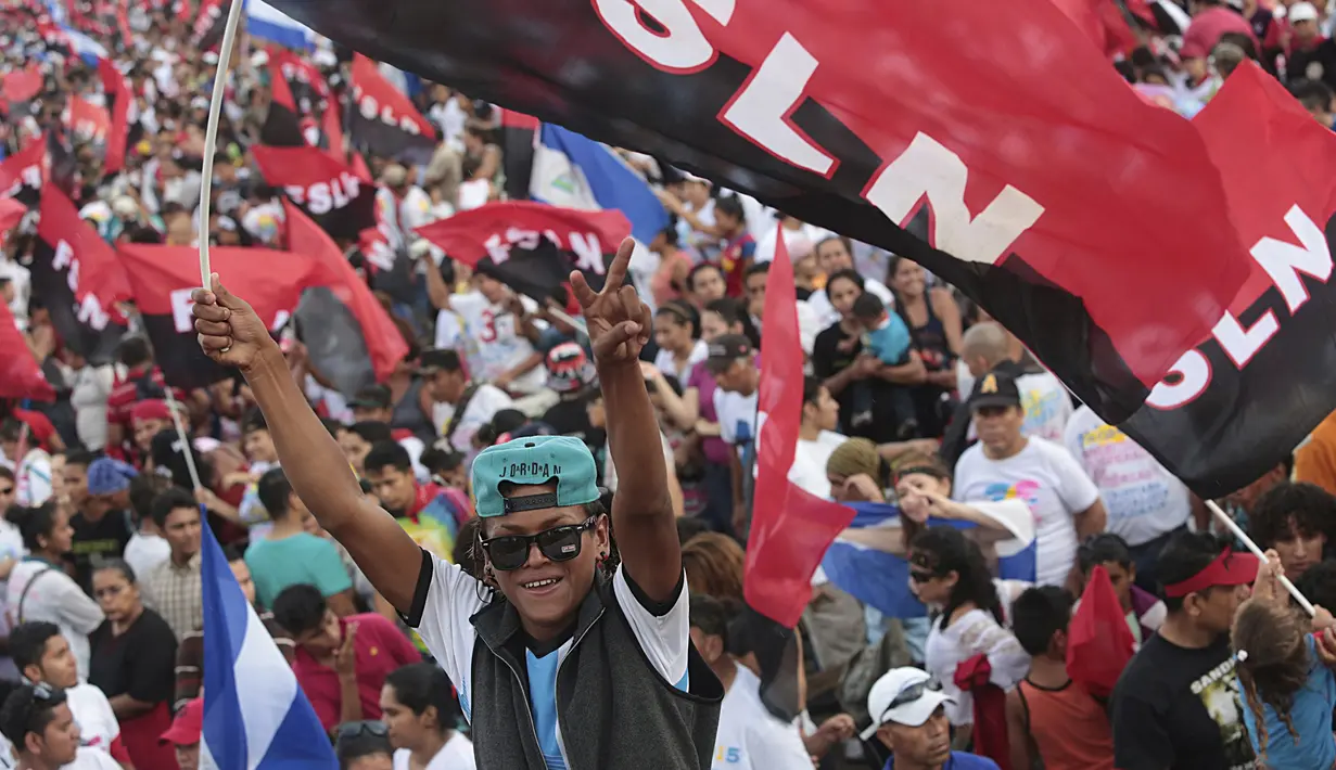 Pendukung Presiden Nikaragua Daniel Ortega merayakan Revolusi Sandinista ke-36 di Managua, Minggu, (19/7/2015). Sandinista atau Frente Sandinista de Liberación Nacional yang disingkat FSLN merupakan suatu partai politik. (REUTERS/Oswaldo Rivas)
