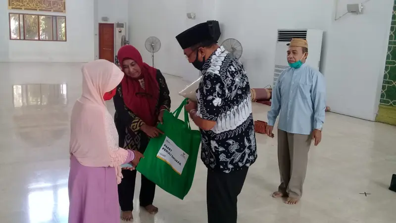 Ratna saat menerima paket bantuan yang disalurkan oleh Baznas Provinsi Sulut di Majid Raya Ahmad Yani Manado, Senin (29/6/2020).