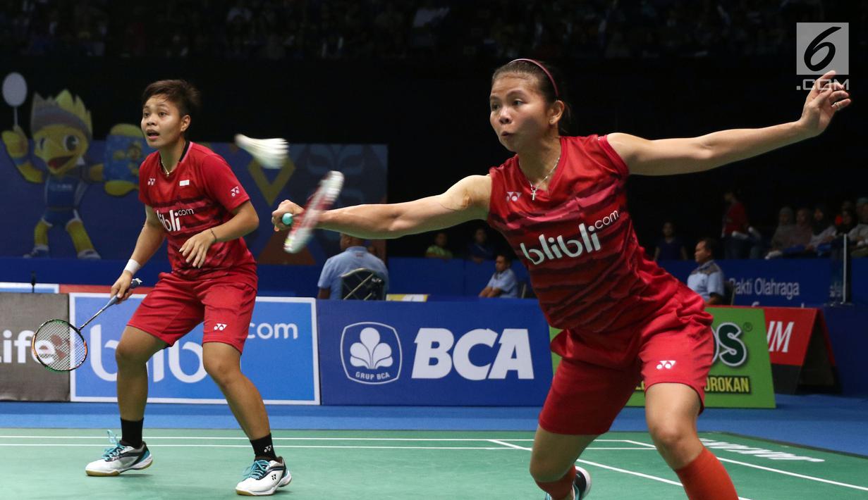 Ganda Putri Indonesia, Greysia Polii/Apriyani Rahayu mengembalikan kok ke arah Chang Ye Na/Lee So Hee (Korsel) di Babak Kedua Indonesia Open 2017, Jakarta, Kamis (15/6). Greysia/Apriyani kalah 18-21, 14-21. (Liputan6.com/Helmi Fithriansyah)