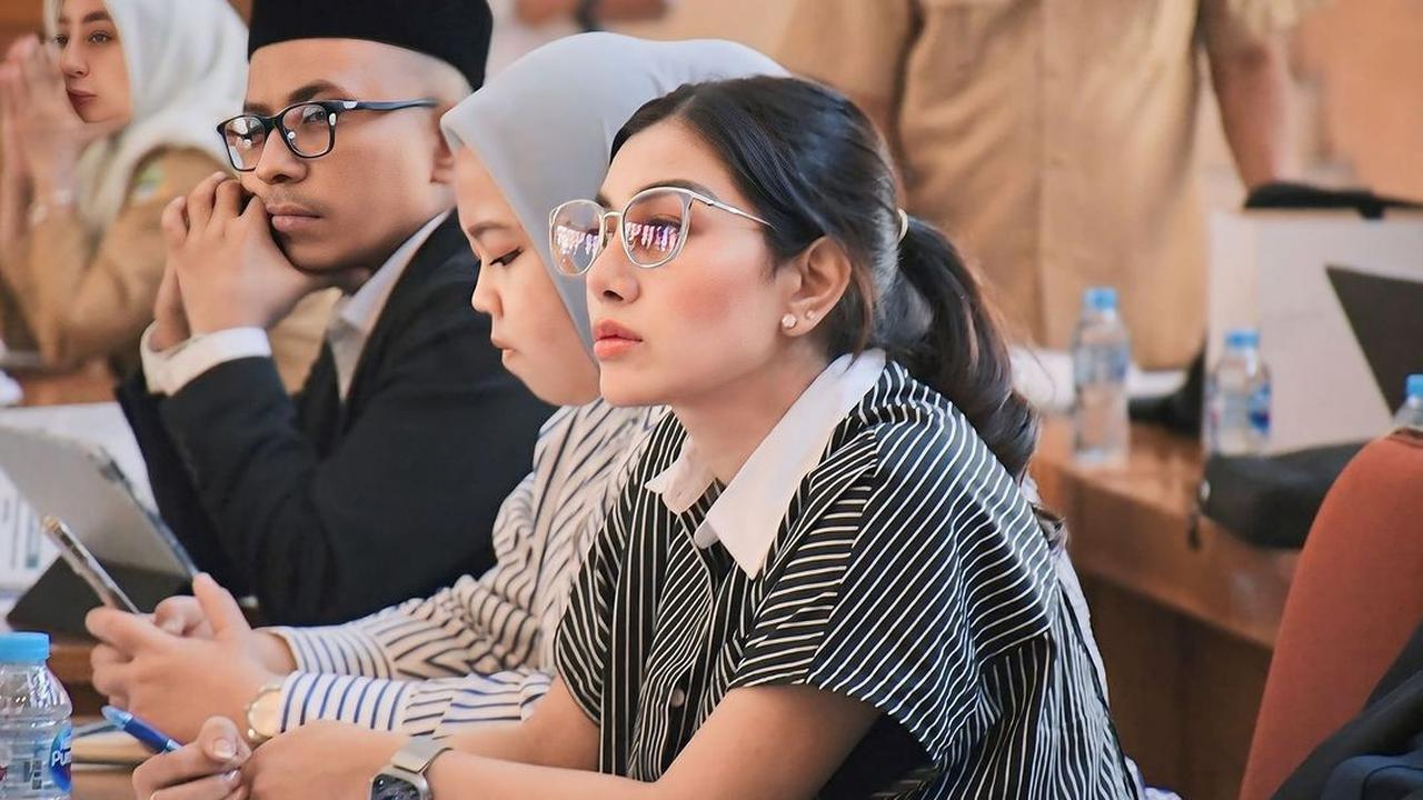 Kini Anggota DPRD Jabar, Ini 7 Potret Nisya Ahmad saat Bekerja Perlihatkan Ekspresi Serius - Pakai Baju Formal