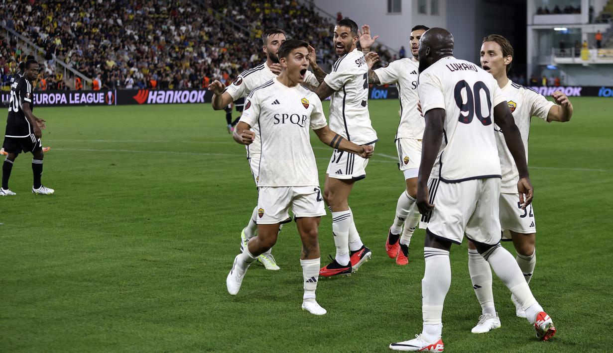 Pemain AS Roma melakukan selebrasi atas gol kemenangan yang dicetak oleh Romelu Lukaku (kedua kanan) pada laga Grup G Liga Europa 2023/2024 melawan Sheriff Tiraspol di Bolshaya Sportivnaya Arena, Tiraspol, Moldova, 21 September 2023. AS Roma menang dengan skor 2-1. (AP Photo/Aurel Obreja)