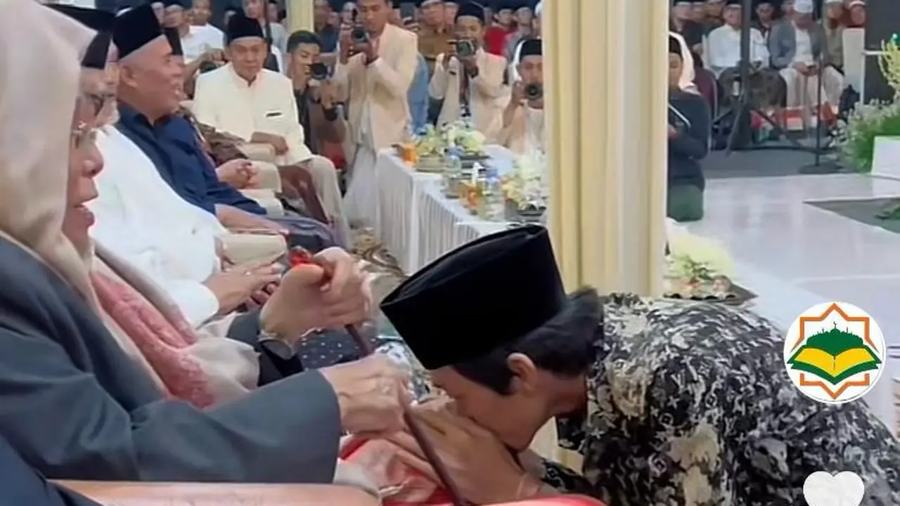 Gus Iqdam cium KH Nurul Huda Djazuli 3