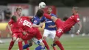 Pemain Union Berlin, Robert Andrich, berebut bola dengan pemain Schalke pada laga Bundesliga di Weserstadion Minggu (7/6/2020). Kedua tim bermain imbang 1-1. (AP/Michael Sohn)