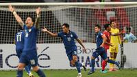 Thailand kembali gencar menekan pertahanan Indonesia di awal babak kedua. Pada menit ke-52, Chanathip Songkrasin berhasil mencetak gol keduanya ke gawang Nadeo Argawinata lewat skema serangan balik. (AFP/Roslan Rahman)