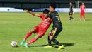 Pemain Persija Jakarta, Alfriyanto Nico, berebut bola dengan pemain Dewa United, Nasir, pada laga BRI Liga 1 di Stadion Indomilk Arena, Tangerang, Senin (10/4/2023). Persija menang dengan skor 1-0. (Bola.com/M Iqbal Ichsan)