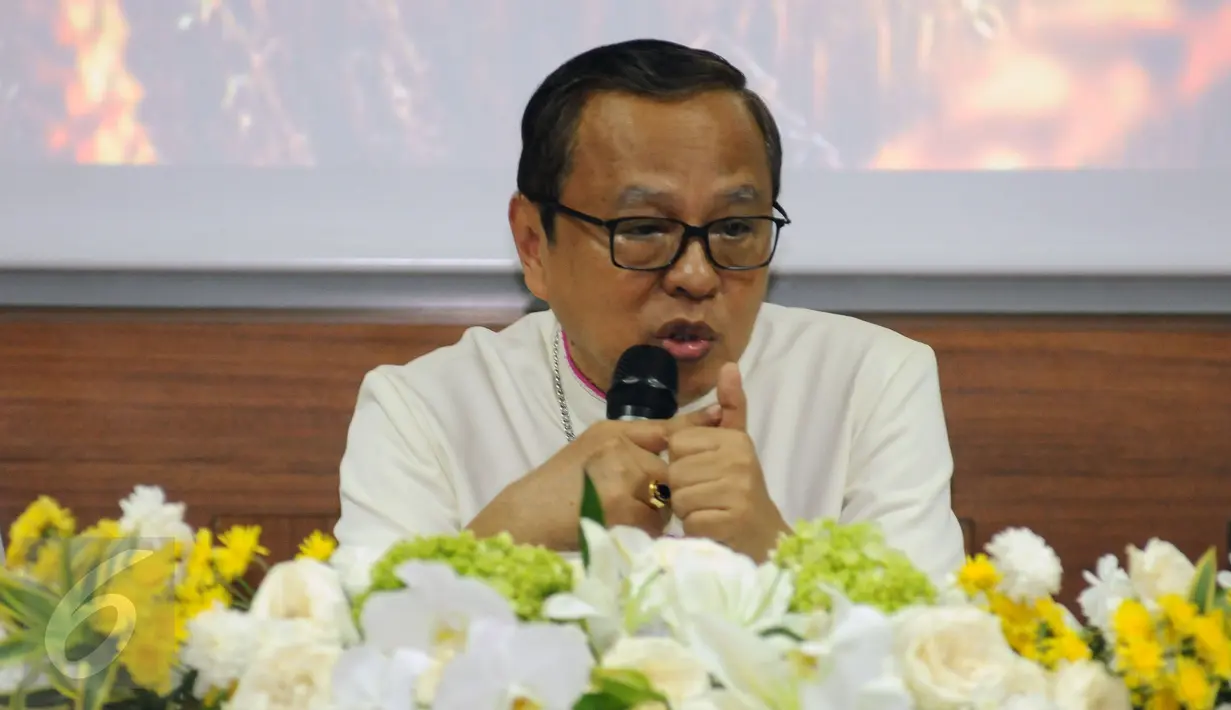 Uskup KAJ Mgr. Ignatius Suharyo saat menyampaikan pesan Paskah 2017 di Wisma Katedral, Jakarta, Minggu (16/4). Keuskupan Agung Jakarta (KAJ) juga membedah perilaku koruptif yang terjadi di Indonesia. (Liputan6.com/Helmi Fithriansyah)