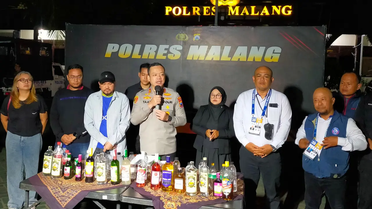 Polisi amankan penonton yang membawa barang terlarang saat laga Arema FC lawan Persis Solo. (Liputan6.com/Zainul Arifin)