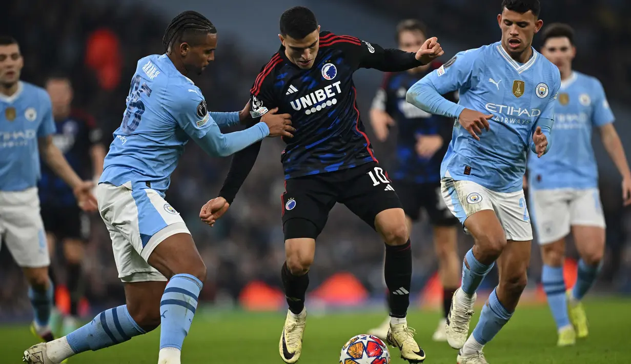 Jelang turun minum, Manchester City kembali memperlebar jarak keunggulan lewat gol yang dicetak Erling Haaland. (Paul ELLIS/AFP)